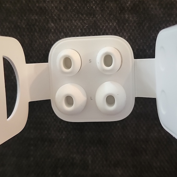 Air pod replacement tips - Picture 2 of 3